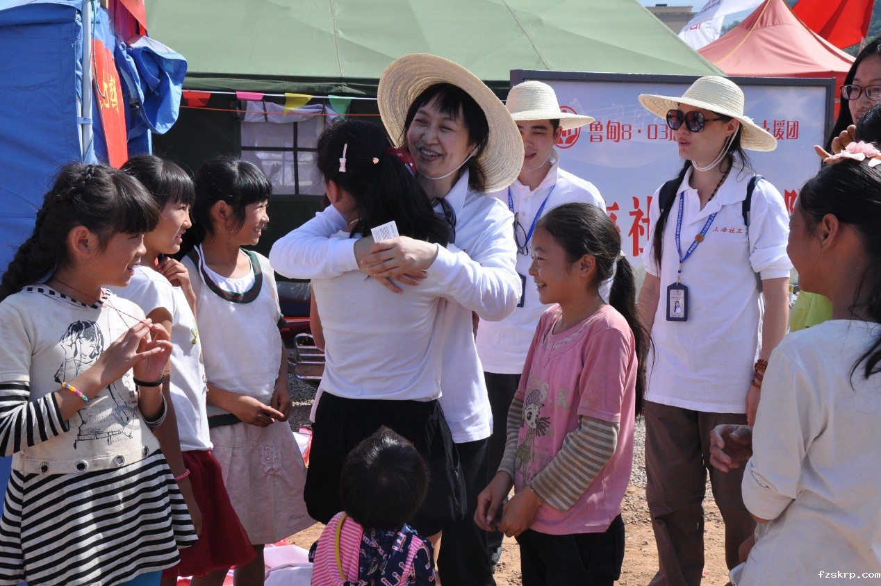 我校范斌老师与灾区孩子们在一起