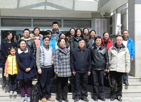 党的十八大代表常德盛书记与社会学院师生合影留念