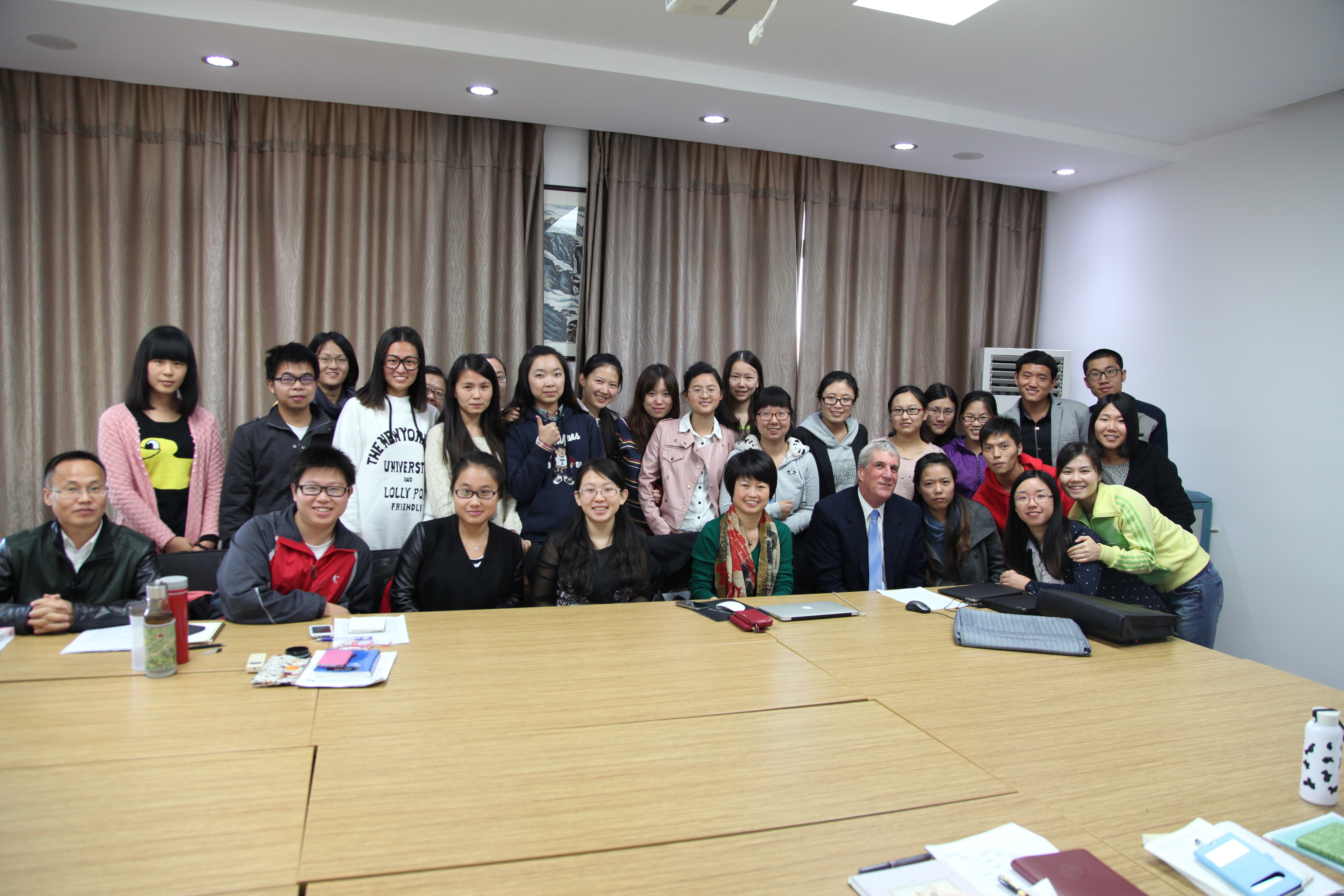 Mark教授与师生合影