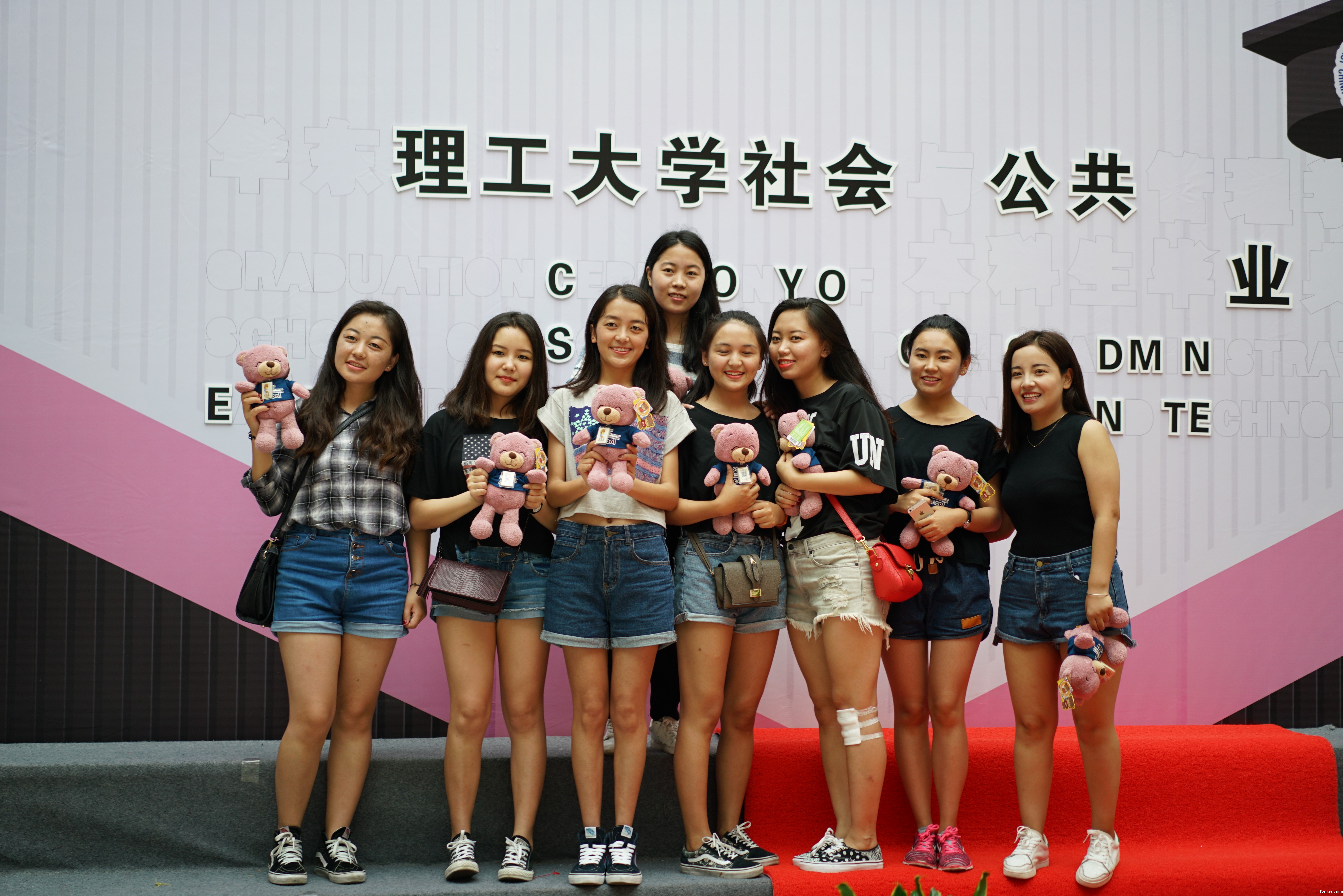 毕业生们在红毯上合影
